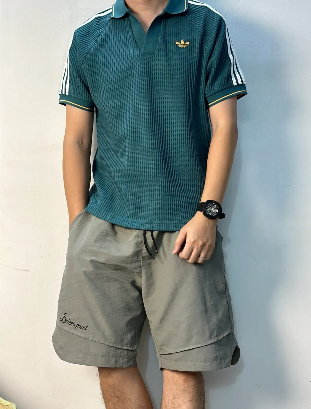 No watermark upper body renderings/chip version 𝟬𝟱𝟰𝟰𝟳# Exclusive real shot/difference between various stolen pictures and online version on the market [𝗔𝗱𝗶𝗱𝗮𝘀 Adidas clover chest embroidery for men and women Same Style𝗩 collar short sleeves] ✅Full set of 1:1 customized accessories ➕Customized three-label ➕𝗬𝘂𝗮𝗻 version hang tag ➕𝗹𝗼𝗴𝗼 packaging bag🔥 ➕Scan the tag to enter the official website. ✅Top Original version, ins Xiaohongshu Dewu Kuaishou and many bloggers wear it. ✅Adidas is a rare V-neck with no buttons, personalized setting and generous temperament, showing the elegance at a glance. ✅Three standards are customized with 270g waffle original Authentic custom-made imported fabrics for the watch, and the overall tailoring adopts three-dimensional structure tailoring! Ergonomically designed, more flexible when wearing! The cut is streamlined and streamlined, allowing you to move flexibly with your body! Integrates functionality, beauty and durability! Suitable for business, travel, leisure and many other occasions! ⭕The high version of the best products🐮is different from the junk products in the market🗯️The same picture but different prices means different versions. ❌Don’t be fooled by the same copywriters and pirated pictures from outside that mix and distribute high-luxury pictures at low prices. After comparing the quality, you will know where the gap is. Don’t lie. I don’t guarantee that my products are the cheapest, but I definitely guarantee that they are worth every penny of your hard-earned money! ‼ ️We don’t slash prices or lower prices, we supply products with care and only make high-end versions!!! Breasts Jimei must see the details of my home clearly, the pictures of my home are all real photos taken by the owner ❤️ Color: Green Size S-XXL
